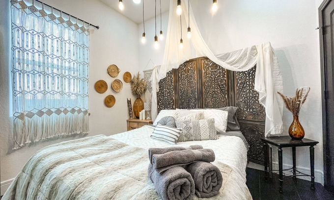 Fountain Apartment | ♥︎Romantic Retreat♥︎Boutique Apt/Hot tub/Fire Pit