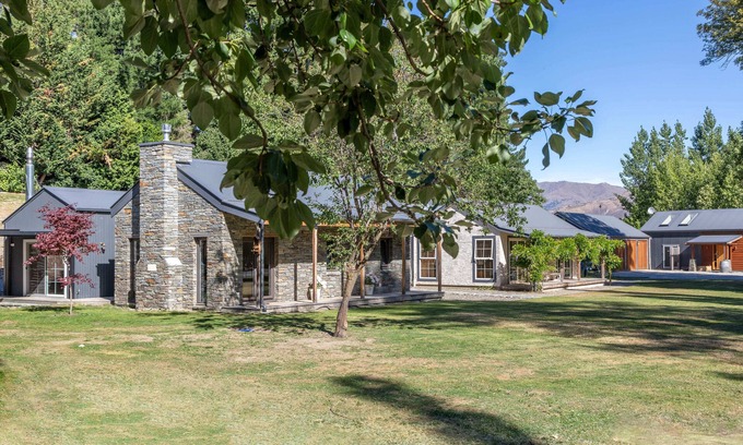 Arrow Junction Cottage | Romantic stone cottage near historic Arrowtown