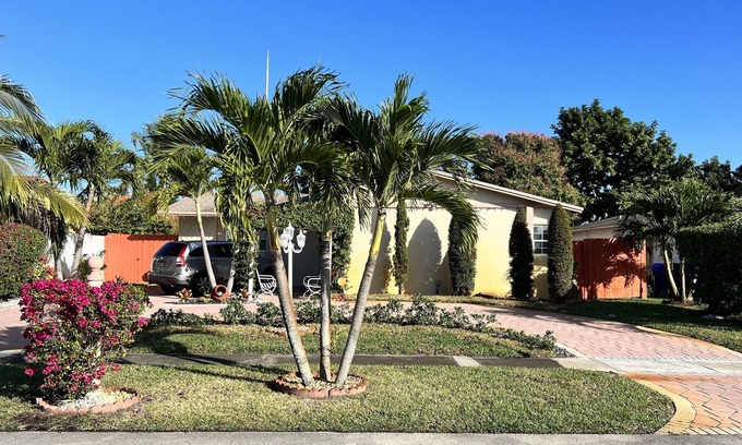 North Lauderdale Apartment | Romantic studio in North Lauderdale with your own kitchen, bathroom and bedroom.