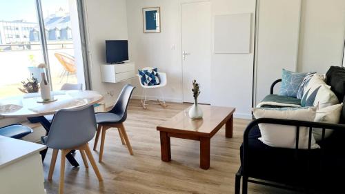 Republique - Les Ponts Apartment | Romantik - Large terrace and parking near Loire & Éléphant