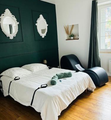 Quartier Hyper-Centre Apartment | Romantique Room balneo