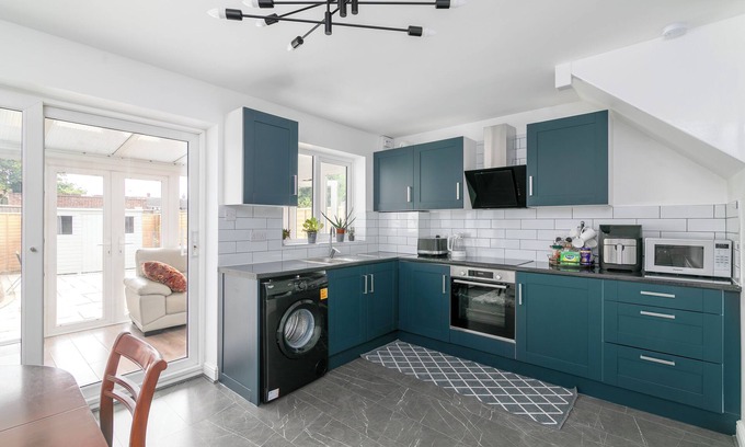 Havering House | Romford Gardens Retreat - 5 Bedroom House
