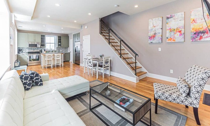 Southwest Center City House | Roof Deck Fire Pit Parking *Penn/CHOP *Sleeps 7