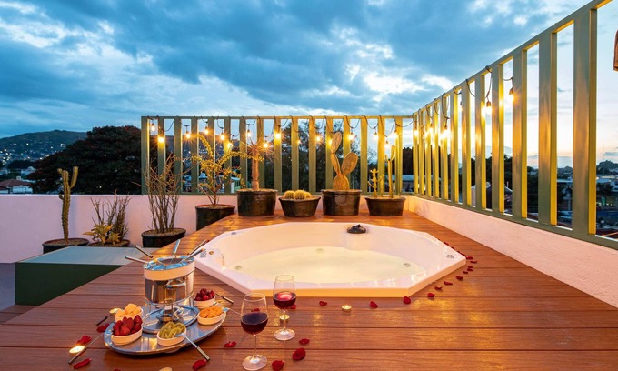 Oaxaca Villa | Rooftop Hot Tub! 3 levels, 5Bedroom in Villa Noria