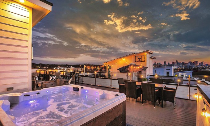 Katie Hill Neighborhood House | ROOFTOP HOT TUB- FIRE PIT- MASSIVE CITY VIEWS