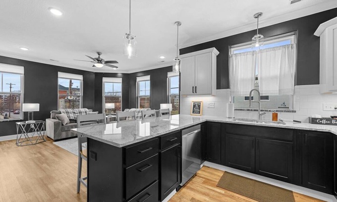 Weinland Park House | Rooftop Hot Tub - Spacious Luxury w/Free Parking