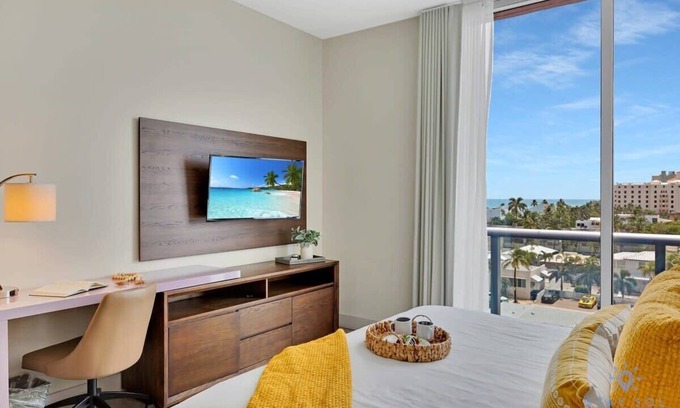Hollywood Apartment | Rooftop Pool & Hot Tub+ Gym+ Near Beach