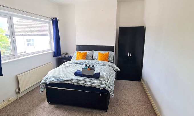 Iver House | Room 1 -Double Room - Wifi - 2 minute walk to Iver Station