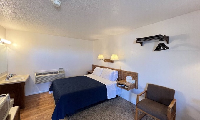 Downs Hotel | Room 105 - Standard Queen - Sleeps 2 - West Lake Grandvue Inn