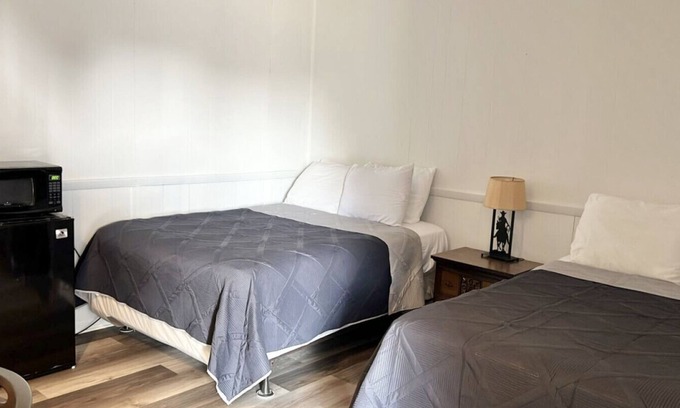 Harper Hotel | Room 18 - Standard Queen - Sleeps 4 - Harper Motel