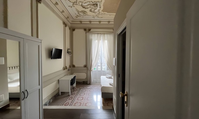 Messina Apartment | Room '1922' with Balcony