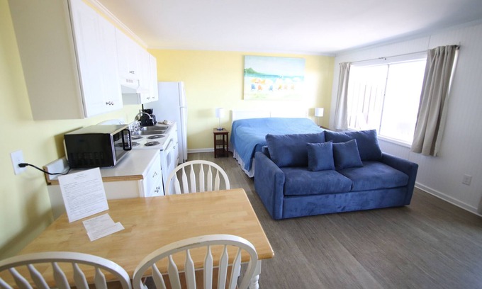Topsail Beach Hotel | Room #207 Efficiency King w/Kitchen Dog NO
