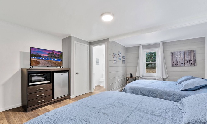Houghton Lake Hotel | Room #3: Updated Suite w/2 Queen Beds