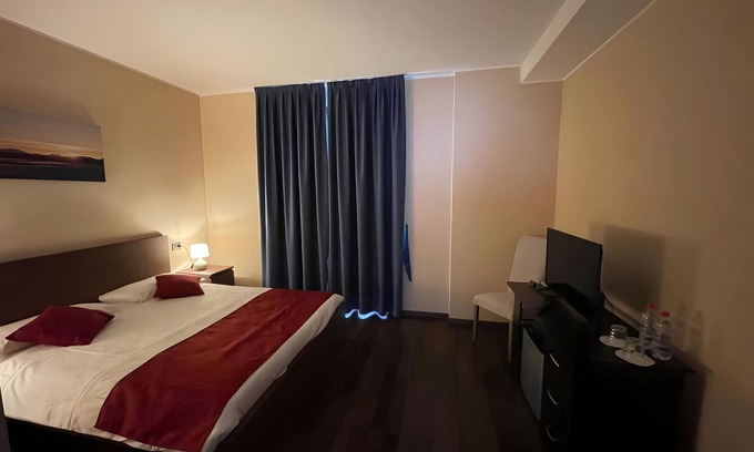 Porlezza Apartment | Room '3' with Lake View, Wi-Fi and Air Conditioning