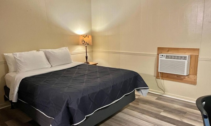 Harper Hotel | Room 30 - Standard Queen - Sleeps 2 - Harper Motel