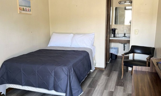 Harper Hotel | Room 31- Standard Queen - Sleeps 2 - Harper Motel