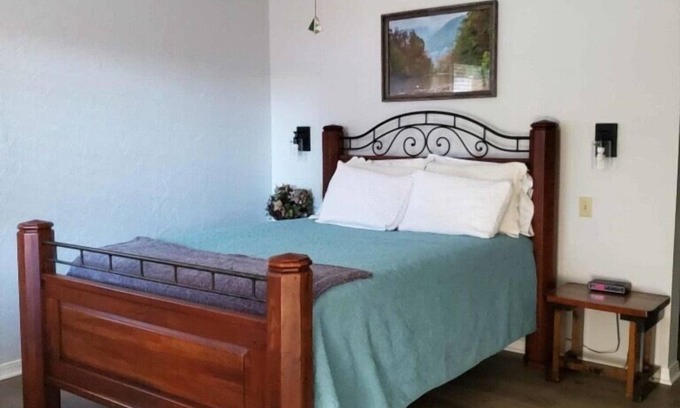 Jasper House | Room 4- Historic Little Switzerland
