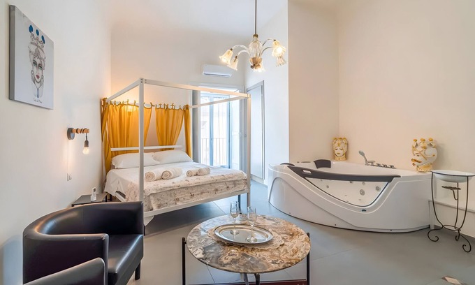 Ragusa Apartment | Room 'Al 214 - Suite' with Balcony, Wi-Fi and Air Conditioning