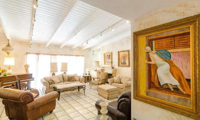Woodland Hills Bed & Breakfast | Room at the house of Movies