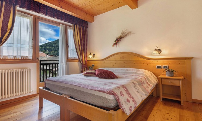 Caderzone Terme Apartment | Room 'Camera Doppia N 3' with Mountain View, Shared Garden and Wi-Fi