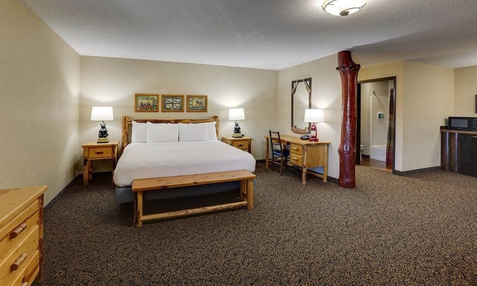 Moline Hotel | Room for the Crew, Expanded King Bunk Bed, Stoney Creek Quad Cities