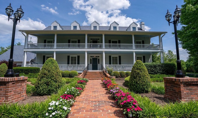 Carbondale House | Room for the Whole Family to Enjoy Thanksgiving Together!