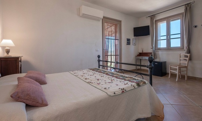 Magliano in Toscana Apartment | Room 'Giusti - 5 Sughera' with Shared Garden, Wi-Fi and Air Conditioning