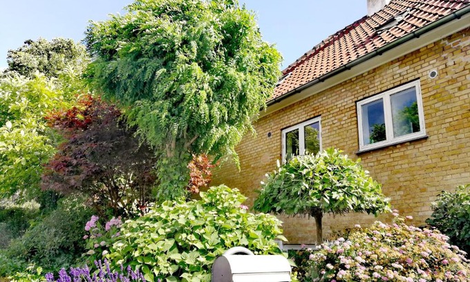 Gentofte House | Room in a Danish cottage with garden view, 10 min to CPH