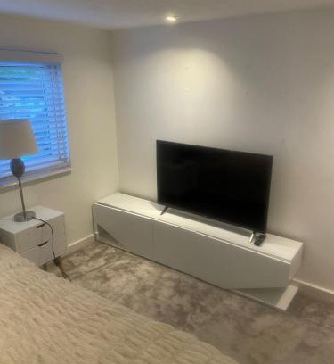 Waltham Cross House | Room in Cheshunt
