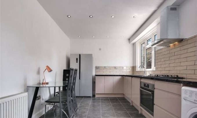 Cricklewood House | Room in Guest Room - Limehouse Townhomes Modern Spacious Double Room