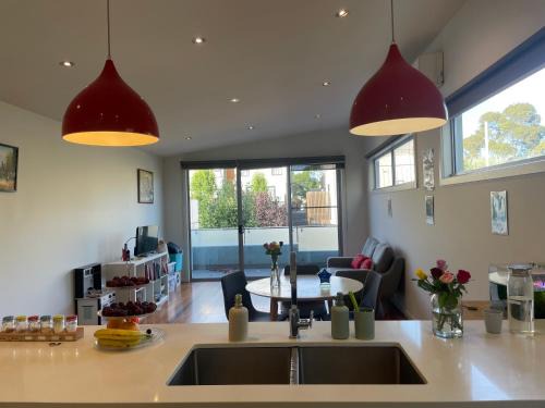 Newport House | Room in Newport Modern townhouse - Walk to stunning ocean view