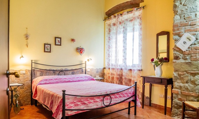 Castiglione della Pescaia Apartment | Room 'Carraia' with Shared Terrace, Shared Garden and Wi-Fi
