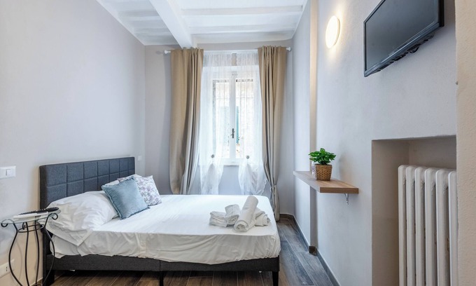 Ponte dʼArbia Apartment | Room 'L'arco Del Pellegrino' with Wi-Fi and Air Conditioning