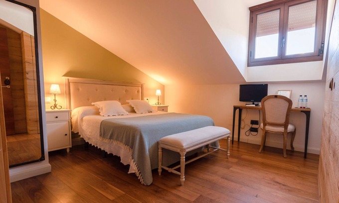 Consuegra Apartment | Room 'La Centinela' with Shared Pool, Wi-Fi and Air Conditioning