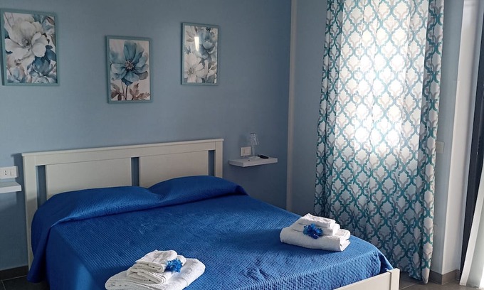 Capaccio-Paestum Apartment | Room 'La Fiesta' with Sea View, Wi-Fi and Air Conditioning