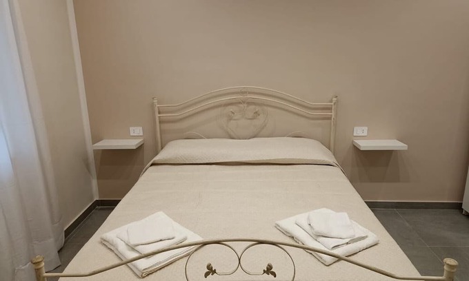 Capaccio-Paestum Apartment | Room 'La Fiesta' with Sea View, Wi-Fi and Air Conditioning