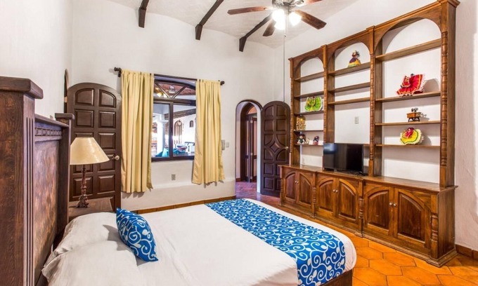 Ajijic Bed & Breakfast | Room " Los Limones" in Casa Caroline Bella