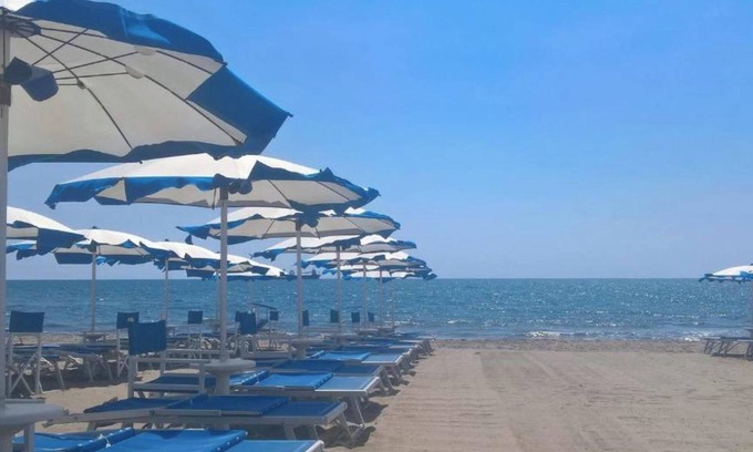 Marina di Carrara Bed & Breakfast | Room 'Murano' with Shared Garden, Wi-Fi and Air Conditioning