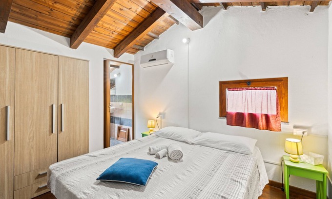 Massama Apartment | Room 'Nord' with Shared Terrace, Wi-Fi and Air Conditioning