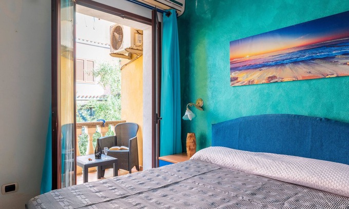 Bari Sardo Apartment | Room 'Orchidea' with Balcony, Wi-Fi and Air Conditioning