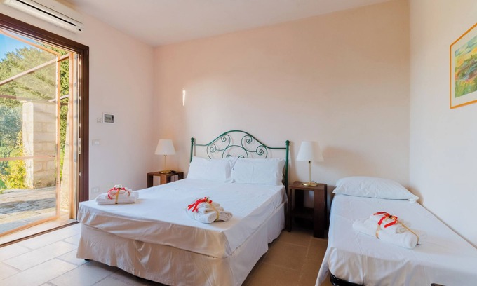 Casarano Apartment | Room 'Pompelmo' with Private Terrace, Wi-Fi and Air Conditioning