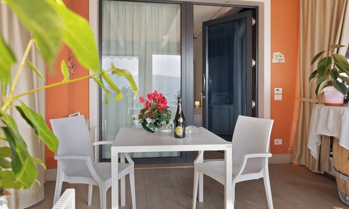 Costermano Apartment | Room 'Relais Villa Olivi Comfort Capri' with Lake View, Wi-Fi and Air Conditioning