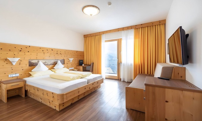 Tirolo Apartment | Room 'Silber Zimmer 2' with Mountain View, Wi-Fi and Air Conditioning