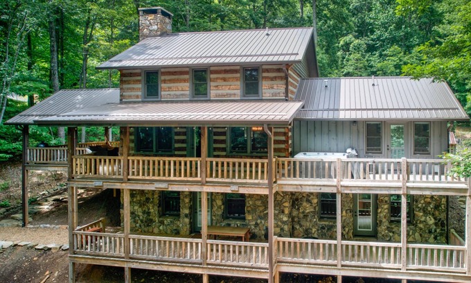 Todd House | Room to Roam - Log cabin with a hot tub and fire pit. 10 mins to West Jefferson, 30 mins to Boone!