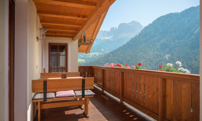 San Cipriano Bed & Breakfast | Room 'Veraltenhof Tschamin' with Mountain View, Shared Terrace and Shared Garden