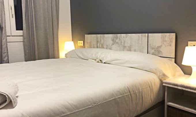 Almeria Centro Apartment | Room with double or single bed, private bathroom, TV and Wi-Fi.