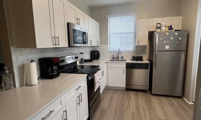 Pembroke Pines Apartment | Room with Private Bathroom close to Pembroke Lakes Mall