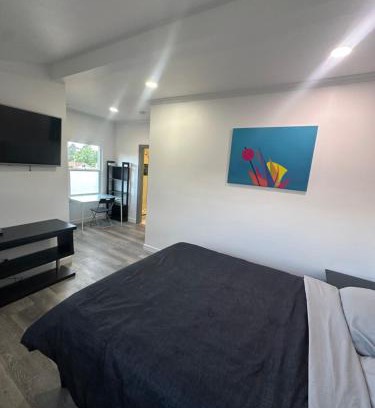 Los Angeles Bed & Breakfast | Room with private bathroom only minutes away from KIA Forum and LAX airport