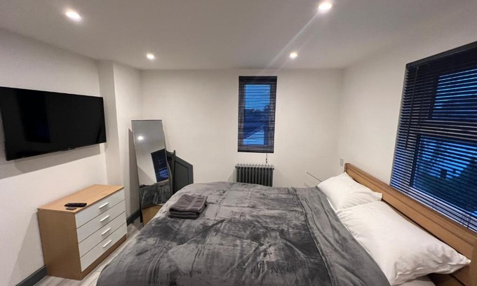 Broad Green House | Rooms in Modernised Victorian House