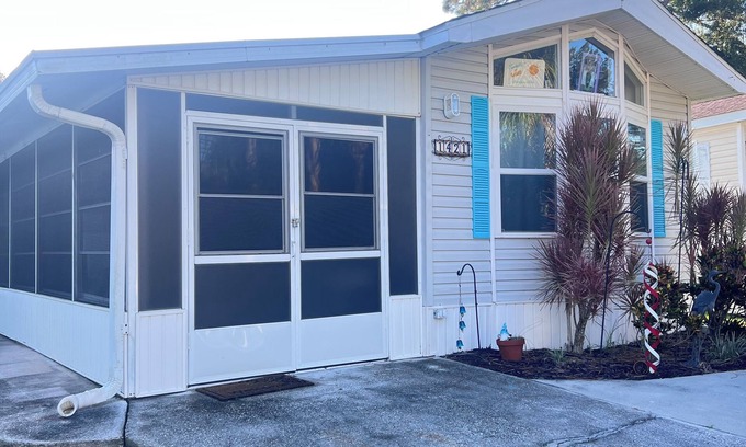 Braden River House | Roomy 2 Bed home in Sarasota Resort; near Siesta Key Beach! Includes golf cart.